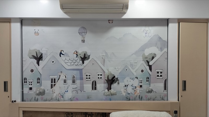 Printed kids' room blind with houses and hot-air balloons